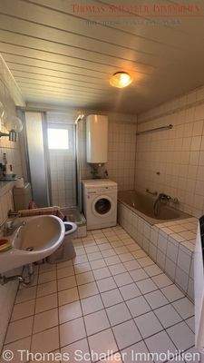 Badezimmer mit Wanne und Dusche 