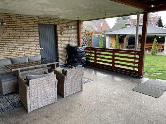 Terrasse mit Zugang zur Garage