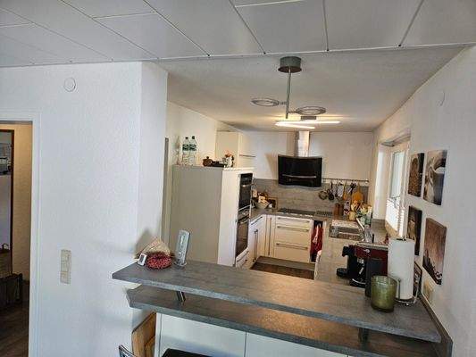 Die Einbauküche mit Esstheke.jpg