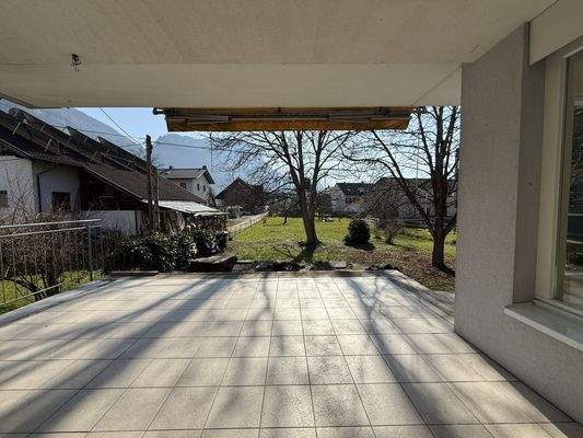 Terrasse mit Blick auf Garten
