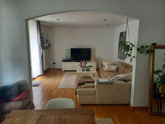 großes Wohn-Esszimmer und Zugang Balkon