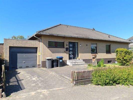 Vorderansicht mit Garage