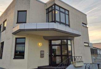 Bürogebäude außen.jpg