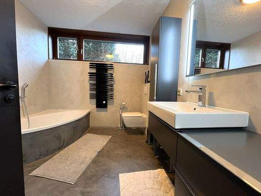 Modernes Badezimmer mit Wanne und Dusche