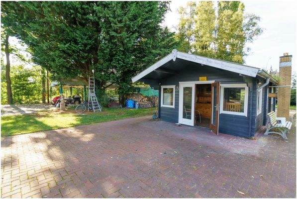 Gartenhütte mit Kamin