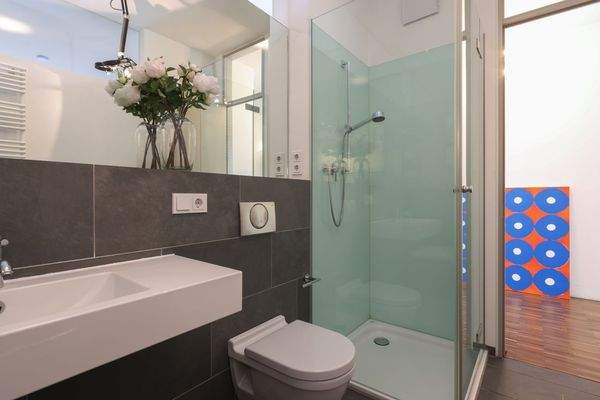 Großes Badezimmer mit Wanne und Dusche