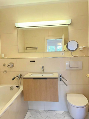 Bad mit Wanne - Beispiel nach Modernisierung (KI)