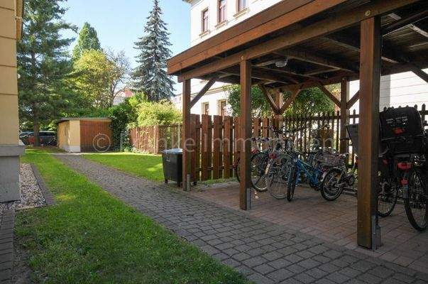 Fahrradschuppen und Fahrradabstellmöglichkeit