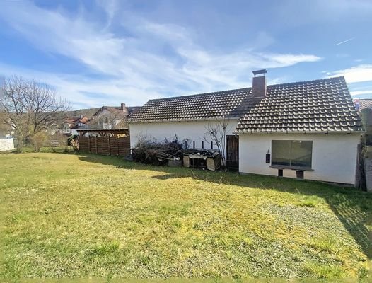 Ansicht Grundstück mit Schuppen von hinten