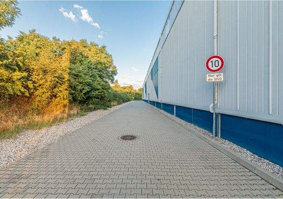 Außen Einfahrt Parkplatz.jpg