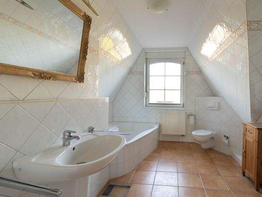 Badezimmer mit Badewanne