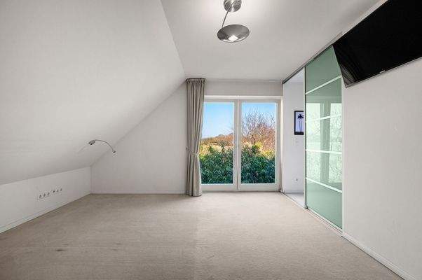 Schlafzimmer mit Zugang zur Ankleide 