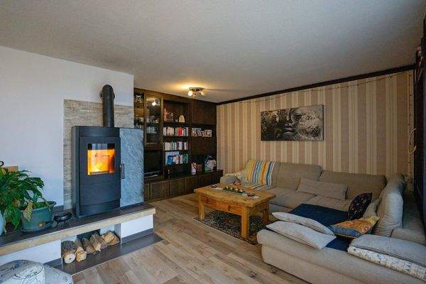 Wohnzimmer mit Balkon und direktem Gartenabgang