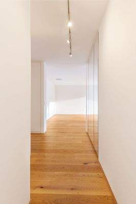 Flur mit hochwertigen Garderobeneinbauten