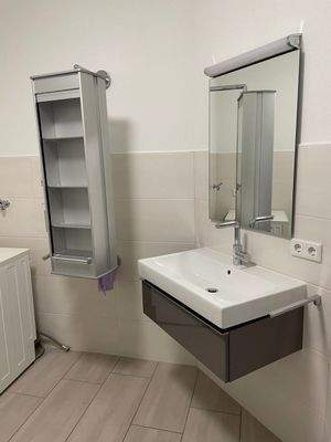 Handwaschbecken mit Einbaumöbeln