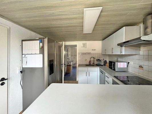 Küche mit angrenzendem Badezimmer