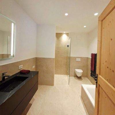 Bad mit Regendusche, Badewanne