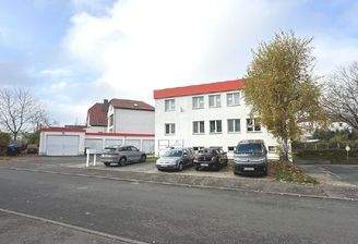 Ansicht Bürohaus, Stellplätze und Garagen