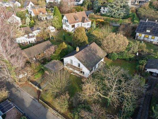 Das Haus und Grundstück von vorne