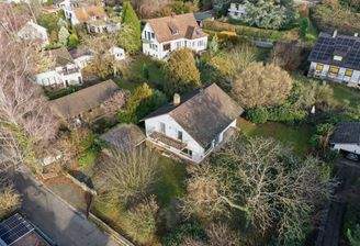 Das Haus und Grundstück von vorne