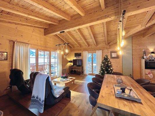 Wohn-/Essbereich mit offenen Sichtdachstuhl