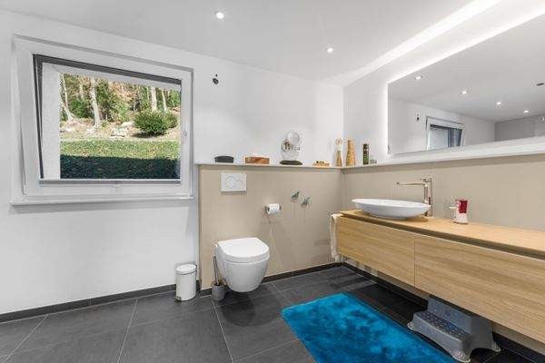 Bad mit Dusche und Badewanne