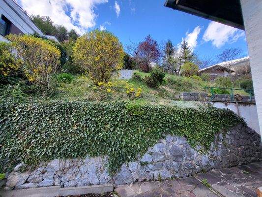 Hinter dem Haus nördlicher Grundanteil