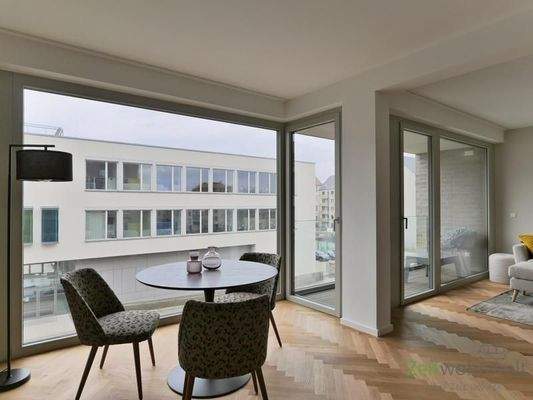 Esstisch am Panoramafenster