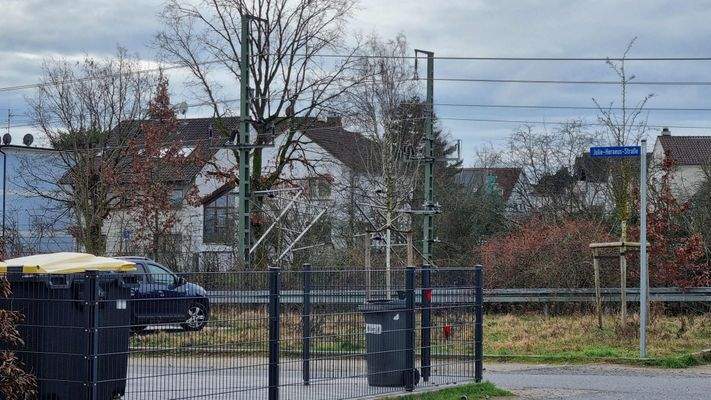 Bahnlinie Oberleitung ca auf Strassenniveau