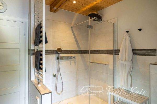 Bad OG | Eine luxeriöse und großzügige Dusche