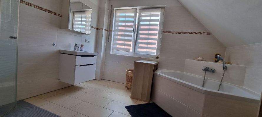 Gr. Bad OG m. Waschtisch, Wanne, 1 x 1 m Dusche