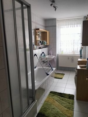 Bad mit Wanne und Dusche