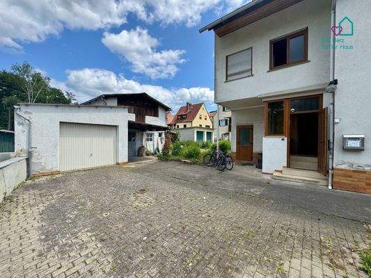 Hauseingang und Garage