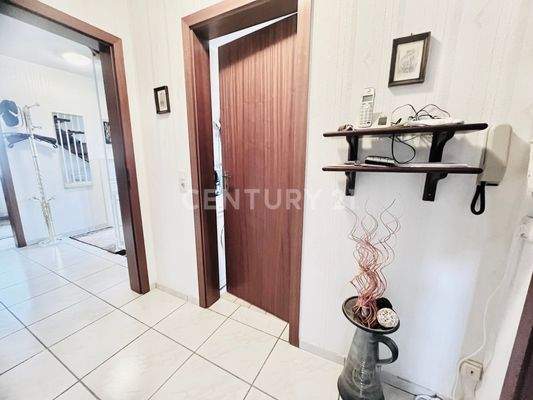 Von hier kommen Sie in die Küche, Bad und Schlafzimmer