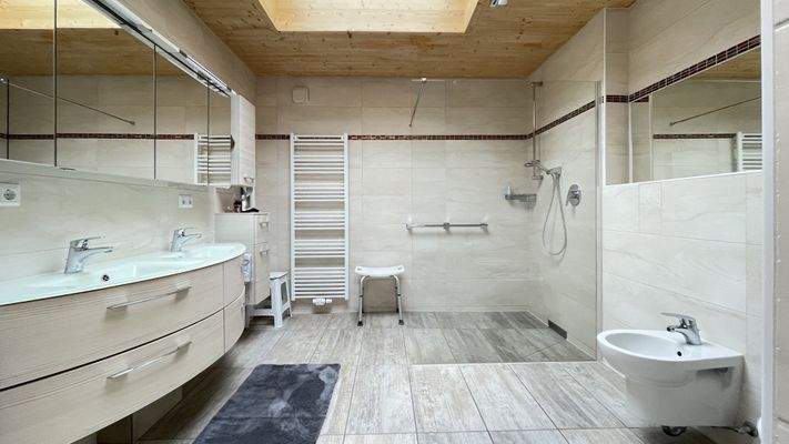 Badezimmer im Erdgeschoss