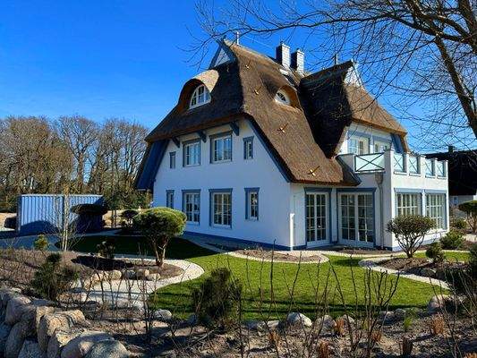 kunstvoll angelegter Garten mit verschiedenen Außenflächen