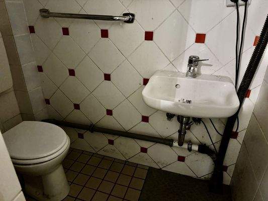 WC/Waschbecken im Keller