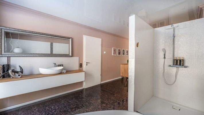 Exklusives Tageslichtbadezimmer im Erdgeschoss