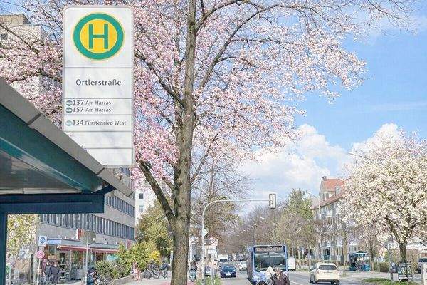 Bushaltestelle am Haus