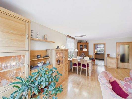 Wohn- und Essbereich mit Zugang zur Terrasse und dem Garten