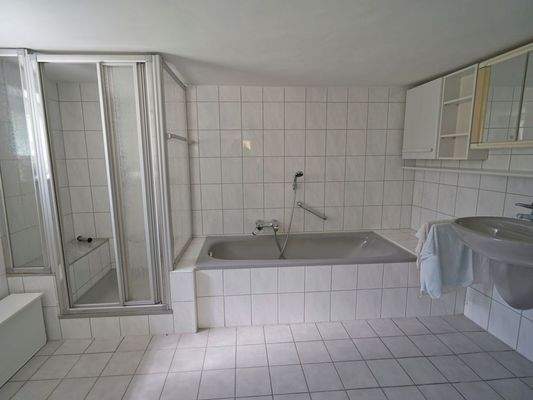 Bad mit Dusche und Wanne