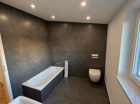 Vollbad mit Badewanne und Fenster 