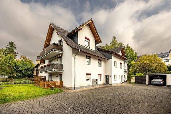 Außenansicht Neubau mit Hof davor