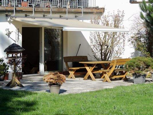 Möblierte Terrasse mit Markise