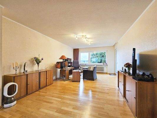 Wohnbereich mit Zugang zum Balkon