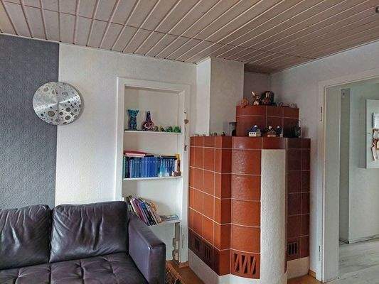 Wohnzimmer mit Kachelofen OG