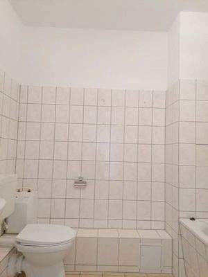 Innenliegendes Bad mit Wanne