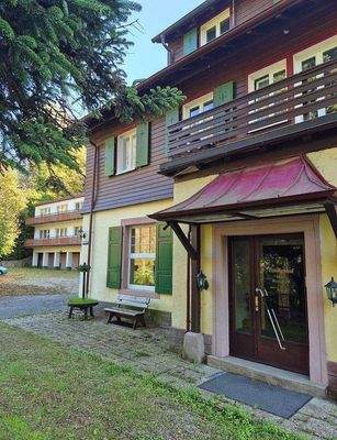 Hauptgebäude &amp; Nebemgebäude.jpg