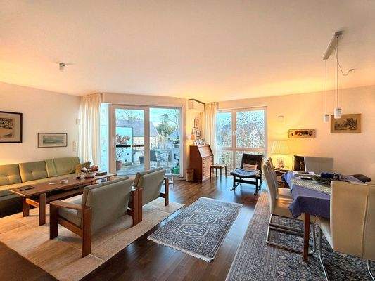 Wohnbereich mit Zugang zum Balkon