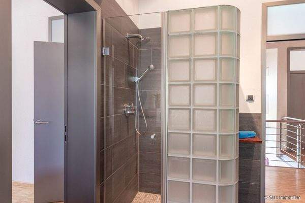 ...und bodengleicher Dusche